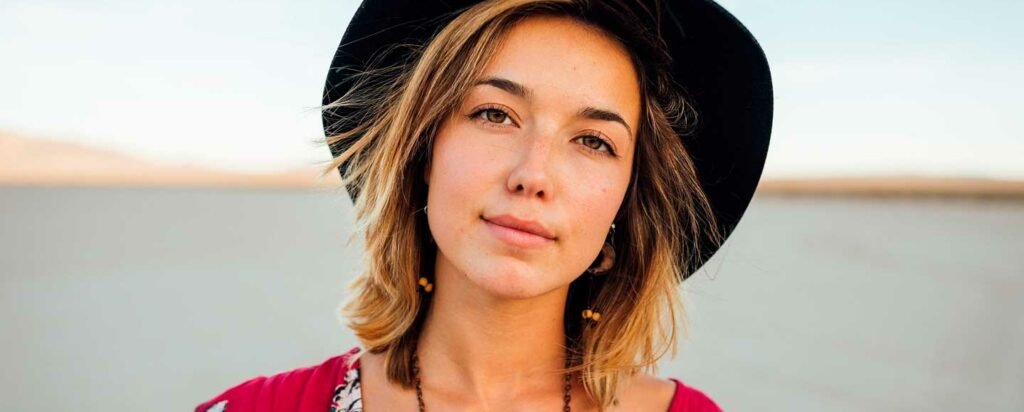 mujer-poniendose-crema-solar